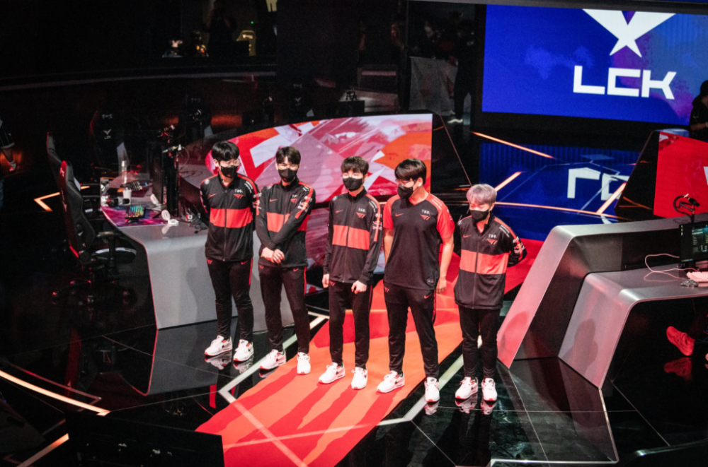 kaiyun体育平台-Faker在MAD比赛中重要助攻，战术调整引发热议！赛场气氛高涨(faker最开始是哪个战队的)