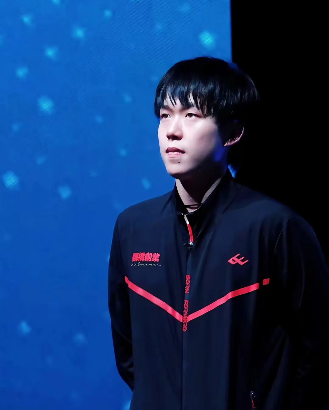 Faker在MAD比赛中重要助攻，战术调整引发热议！赛场气氛高涨(faker最开始是哪个战队的)